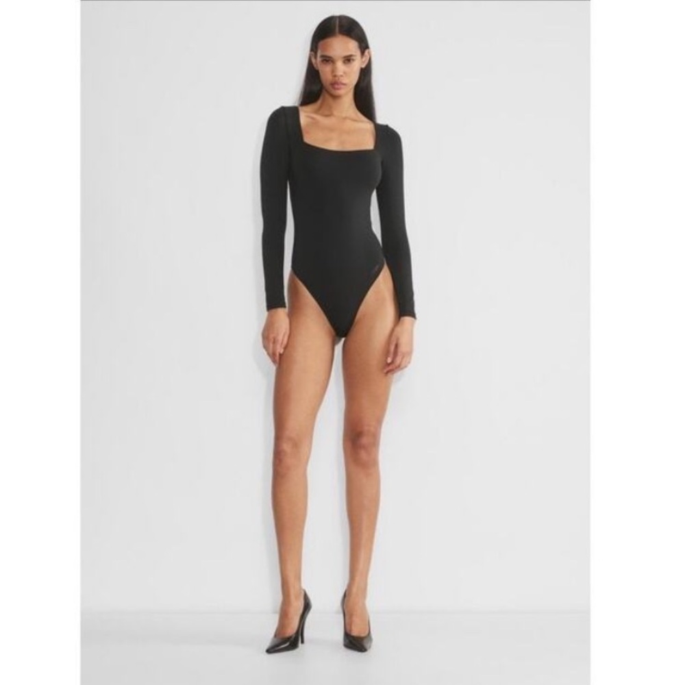 Aritzia‎ Babaton Black Long Sleeve Square Neck Bodysuit Size Small